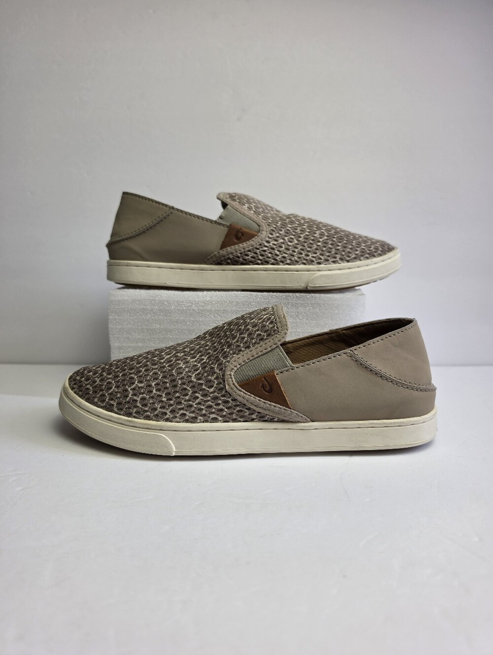 Olukai Pehuea (peh-hoo-eh-ah) Women's Tan Slip-On Mesh Casual Sneakers Size 7